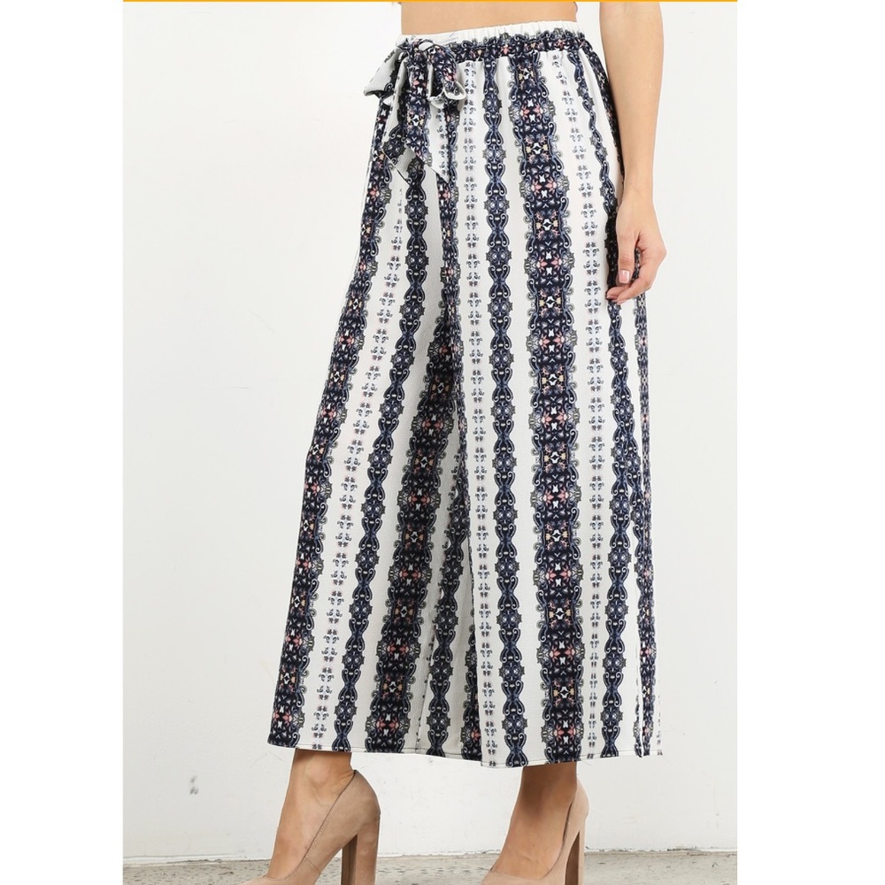 Plus Sz Paisley Border Print Wide Leg Capri - Picture 2 of 7